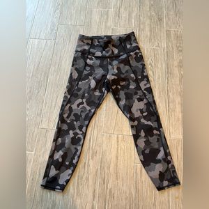 Athleta lightning camo capri